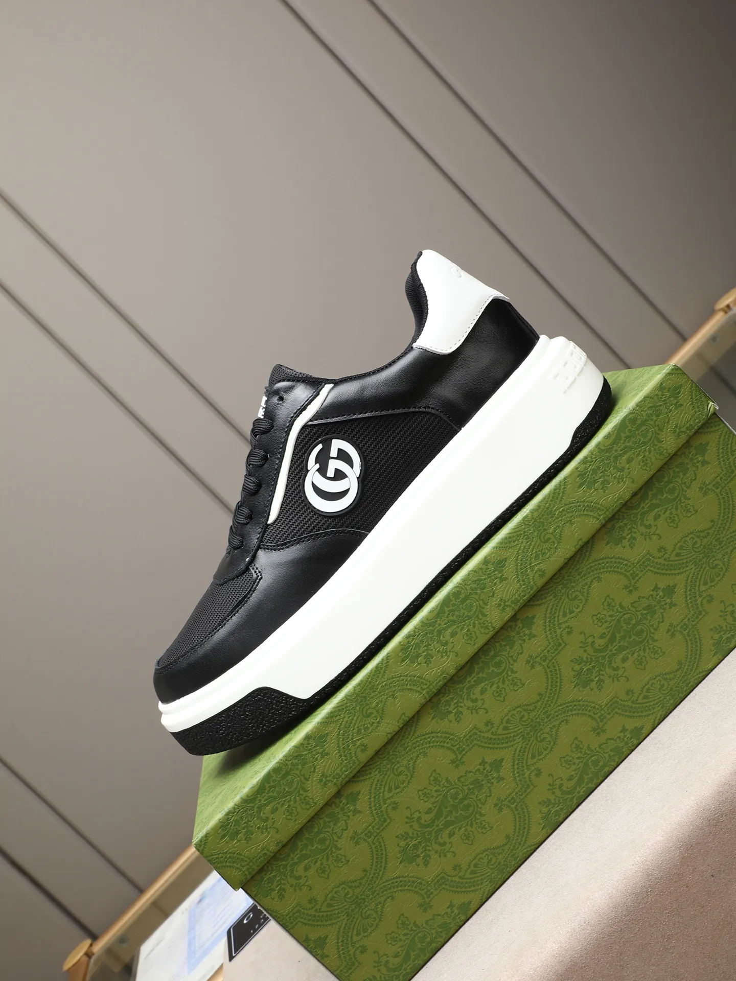 Men's shoes 💰480 New men's shoes GUCCI Fashion trend Made of first-layer calfskin ➕ washed sheep lining! The foot feels super comfortable and the workmanship is impeccable. Foam ultra-light outsole, size: 38-44 (45 customized) 3 colors to choose from!